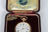 Omega (1848),  - Relógio de bolso de ouro 18 k., Grand Prix Paris -  1900. Acompanha chateleine. Peso total do relógio: 88.4 g. /Peso da chateleine de ouro 18 k. e pla