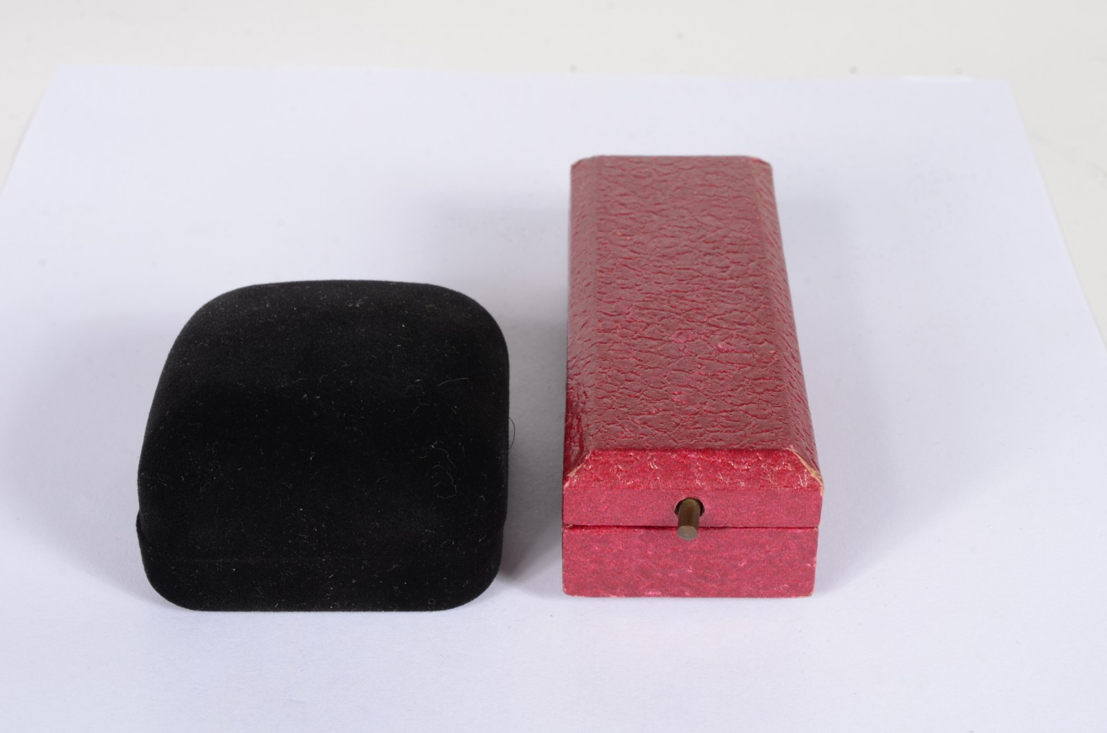 Duas peças, sendo: Alfinete para gravata de ouro e par de brincos de... - foto 5 de 5