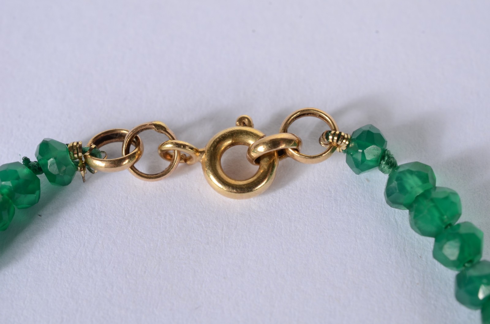 Colar de ônix verde, fecho de ouro 18 k. (Por motivos de segurança a... - foto 2 de 3