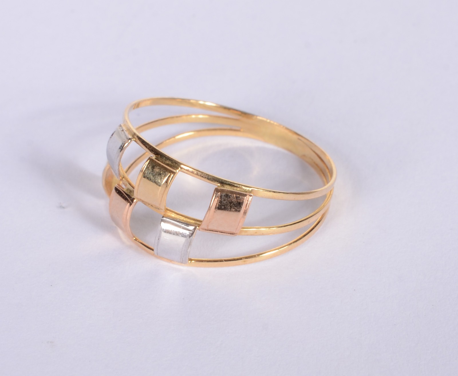 Anel de ouro 18k ., com pequenos retângulos e vazados. Aro 21. (Por... - foto 2 de 4