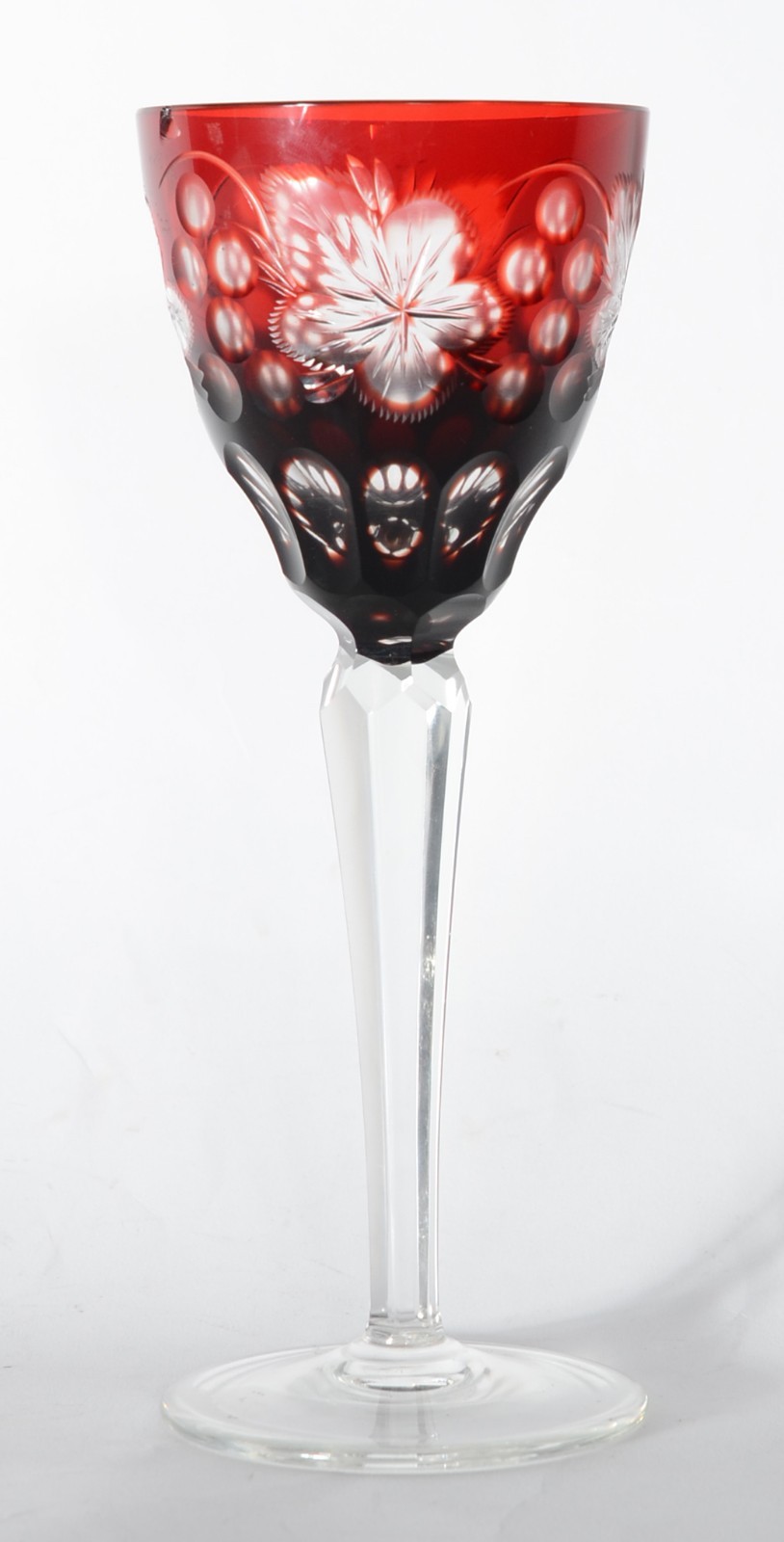 Três peças de cristal, sendo: dois vasos doublé azul lapidados e taça... - foto 8 de 9