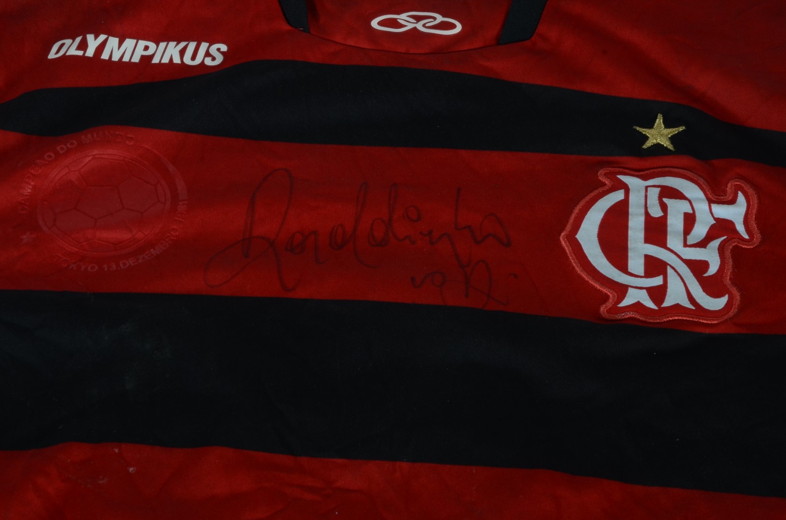 Camisa do Flamengo autografa por Ronaldinho Gaúcho. - foto 2 de 6