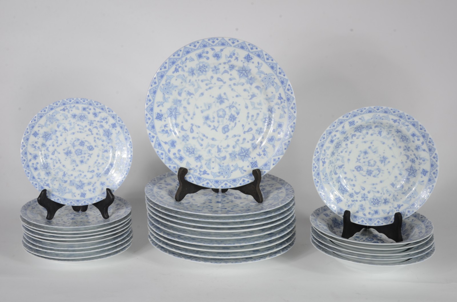 Serviço de jantar de porcelana Roberto Simões, composto de: 10 pratos... - foto 1 de 5