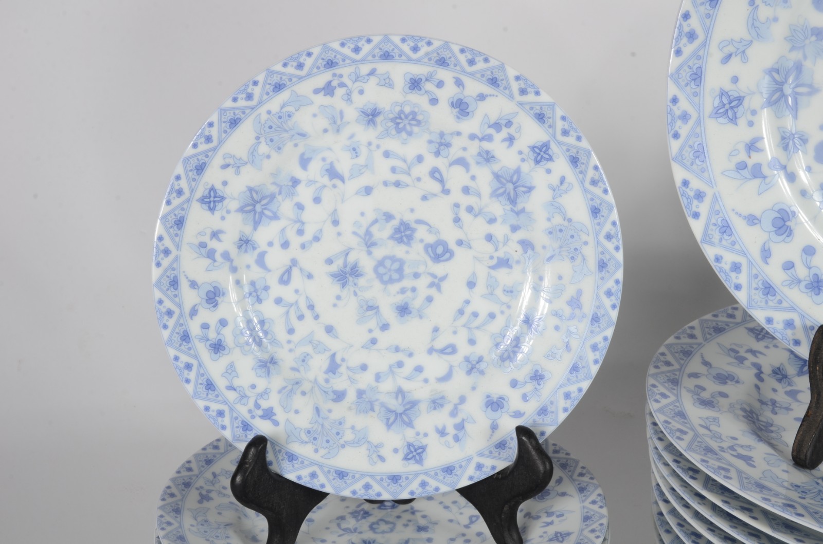 Serviço de jantar de porcelana Roberto Simões, composto de: 10 pratos... - foto 2 de 5