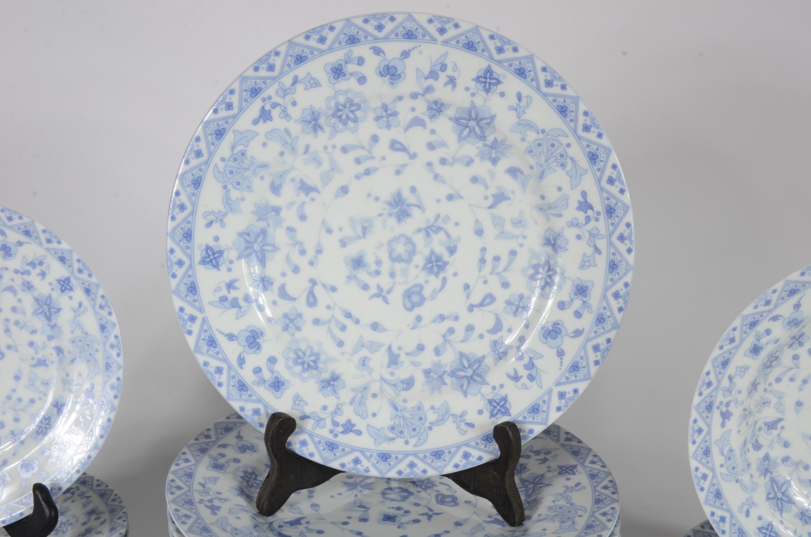 Serviço de jantar de porcelana Roberto Simões, composto de: 10 pratos... - foto 3 de 5
