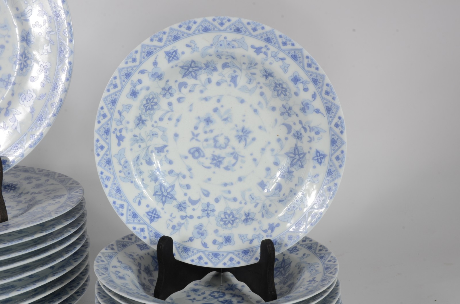 Serviço de jantar de porcelana Roberto Simões, composto de: 10 pratos... - foto 4 de 5