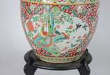 Cachepot de porcelana chinesa decorado com páss... - Cachepot de porcelana chinesa decorado com pássaros e flores em policromia, base de madeira.