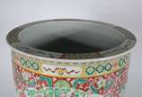 Cachepot de porcelana chinesa decorado com páss... - Cachepot de porcelana chinesa decorado com pássaros e flores em policromia, base de madeira.