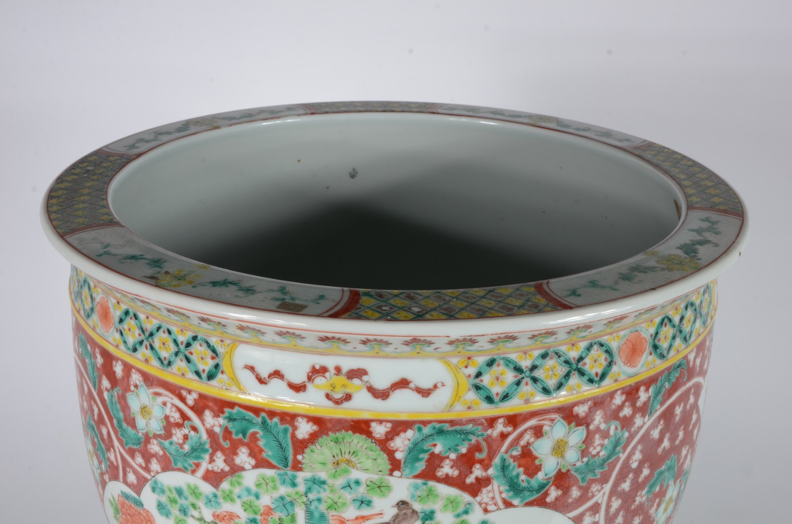 Cachepot de porcelana chinesa decorado com pássaros e flores em... - foto 2 de 4