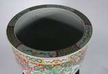 Cachepot de porcelana chinesa decorado com páss... - Cachepot de porcelana chinesa decorado com pássaros e flores em policromia, base de madeira.