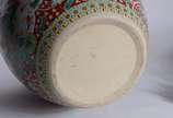Cachepot de porcelana chinesa decorado com páss... - Cachepot de porcelana chinesa decorado com pássaros e flores em policromia, base de madeira.