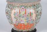 Cachepot de porcelana chinesa decorado com figu... - Cachepot de porcelana chinesa decorado com figuras típicas em tons predominantes de rosa e verde, parte interna com figuras de carpas. Base de m...