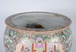 Cachepot de porcelana chinesa decorado com figu... - Cachepot de porcelana chinesa decorado com figuras típicas em tons predominantes de rosa e verde, parte interna com figuras de carpas. Base de m...