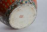 Cachepot de porcelana chinesa decorado com figu... - Cachepot de porcelana chinesa decorado com figuras típicas em tons predominantes de rosa e verde, parte interna com figuras de carpas. Base de m...