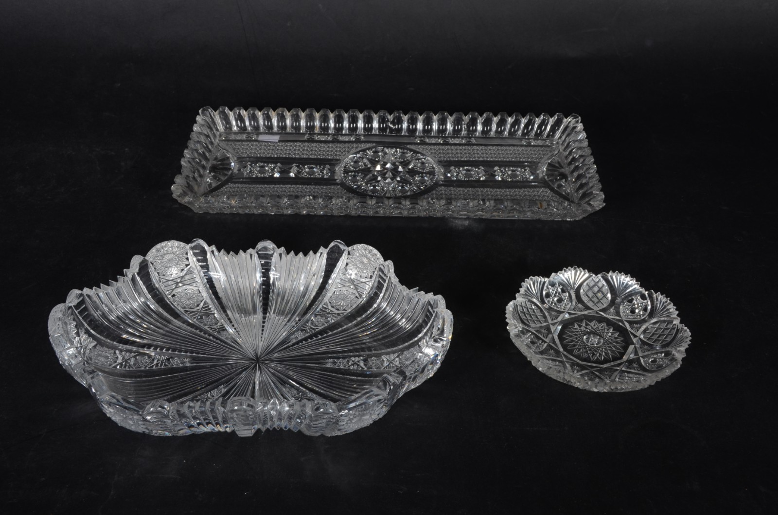 Três peças de cristal, sendo: travessa, bowl e pratinho .Mínimos... - foto 1 de 8
