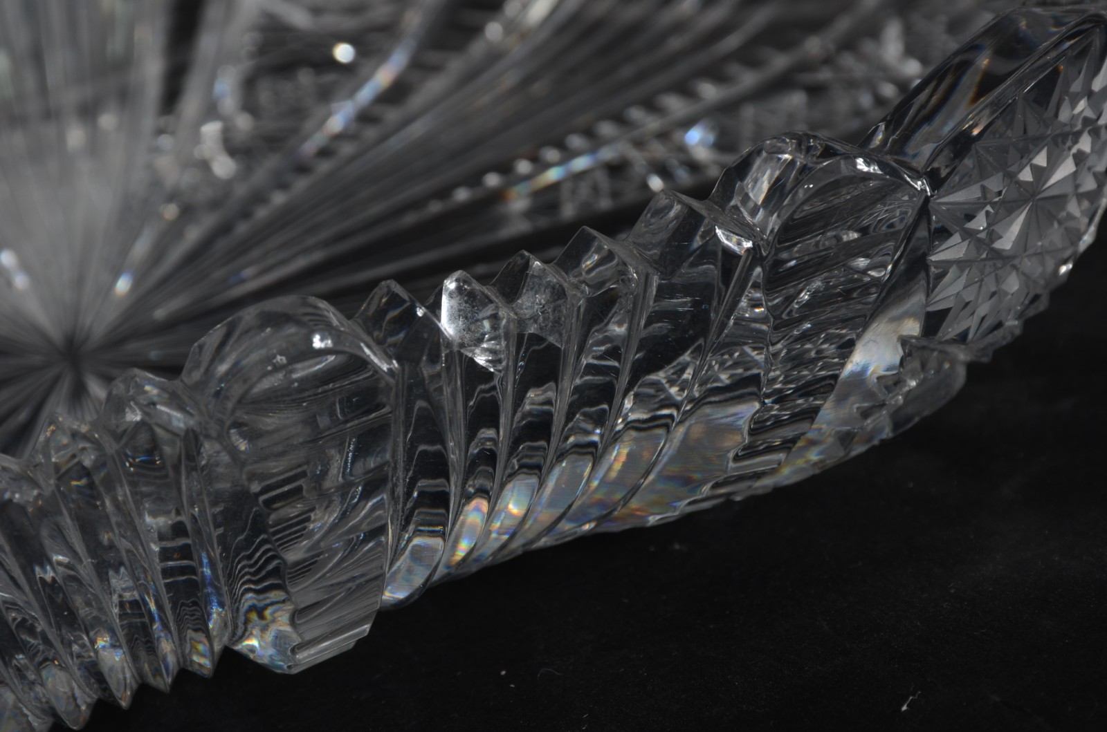 Três peças de cristal, sendo: travessa, bowl e pratinho .Mínimos... - foto 5 de 8