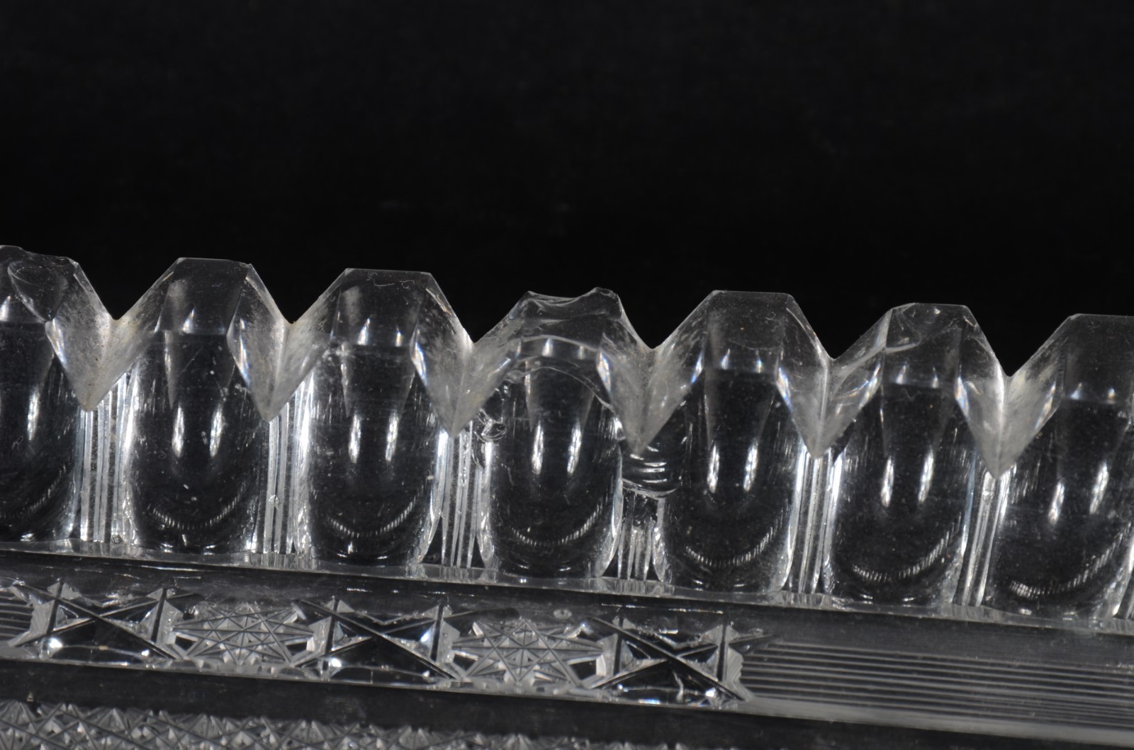 Três peças de cristal, sendo: travessa, bowl e pratinho .Mínimos... - foto 7 de 8