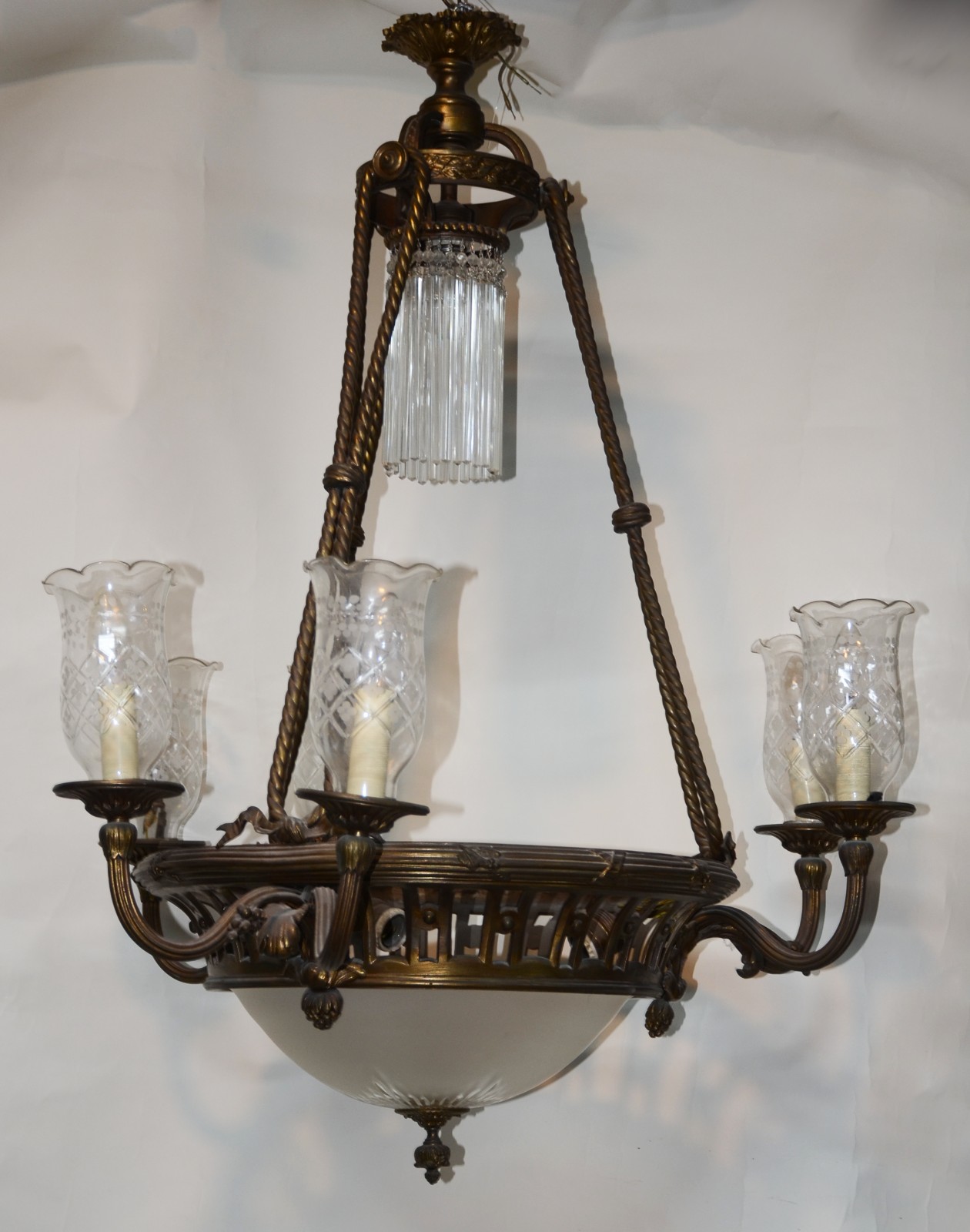Lustre de metal e cristal, com 6 braços, mangas lapidadas, e detalhes... - foto 1 de 3
