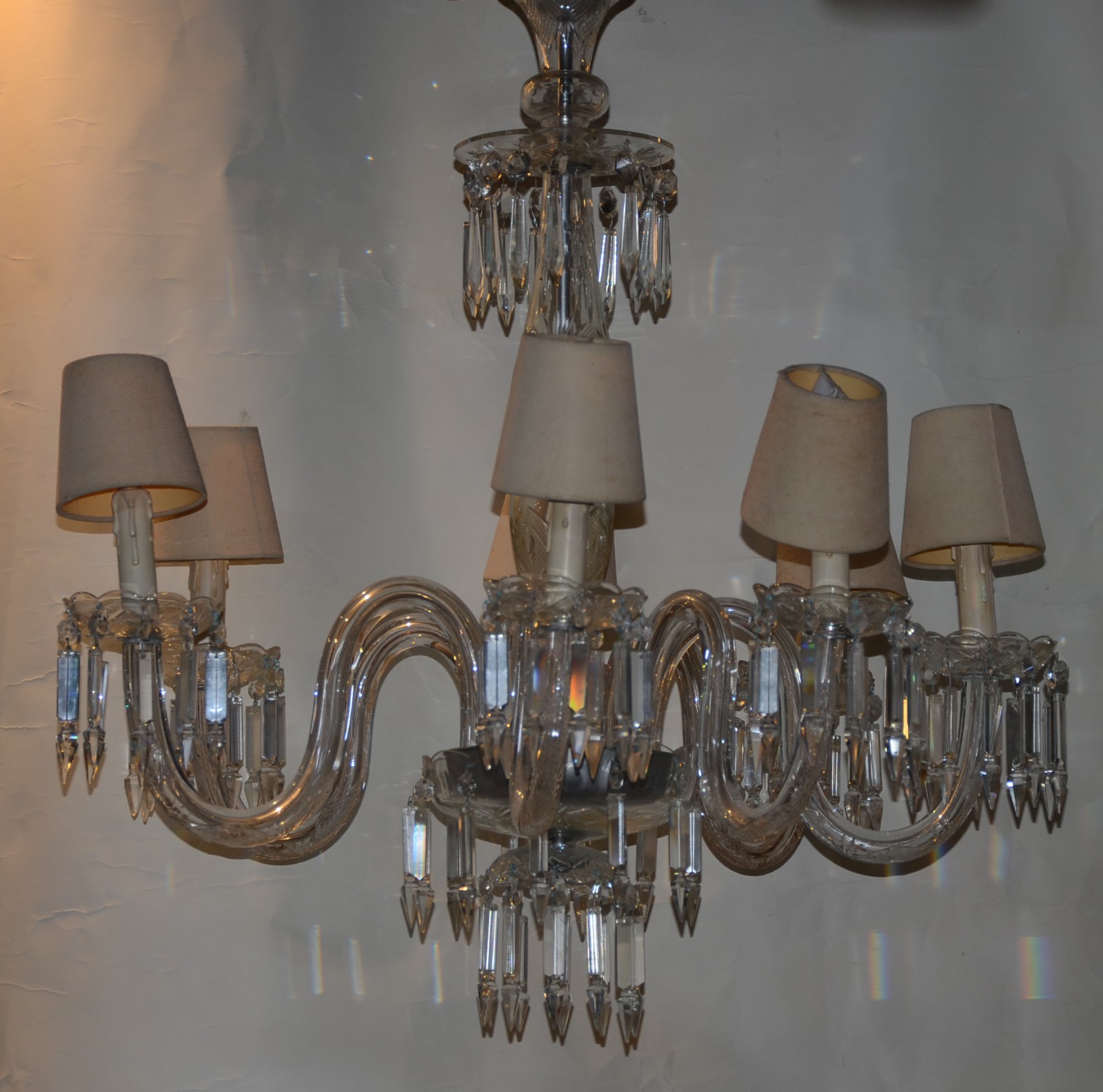 Lustre para 7 luzes de cristal, pingentes lapidados e pequenas mangas... - foto 1 de 3