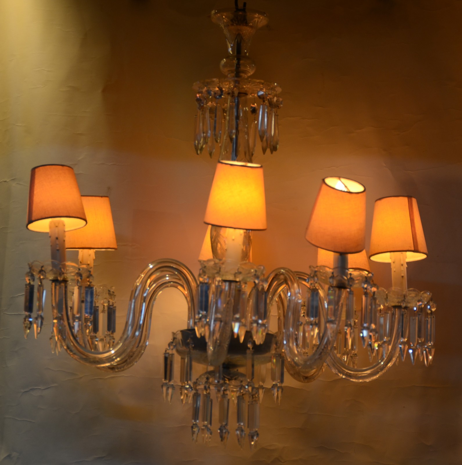 Lustre para 7 luzes de cristal, pingentes lapidados e pequenas mangas... - foto 2 de 3