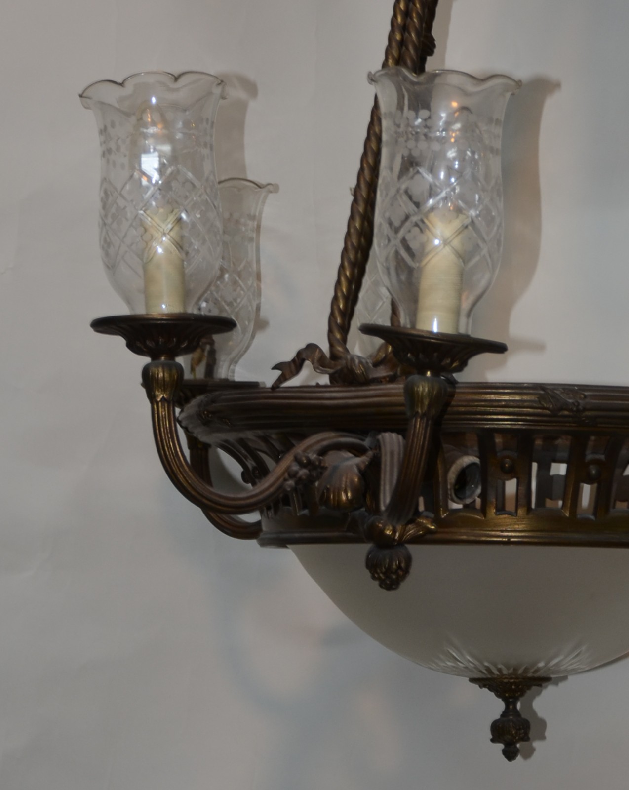 Lustre de metal e cristal, com 6 braços, mangas lapidadas, e detalhes... - foto 2 de 3
