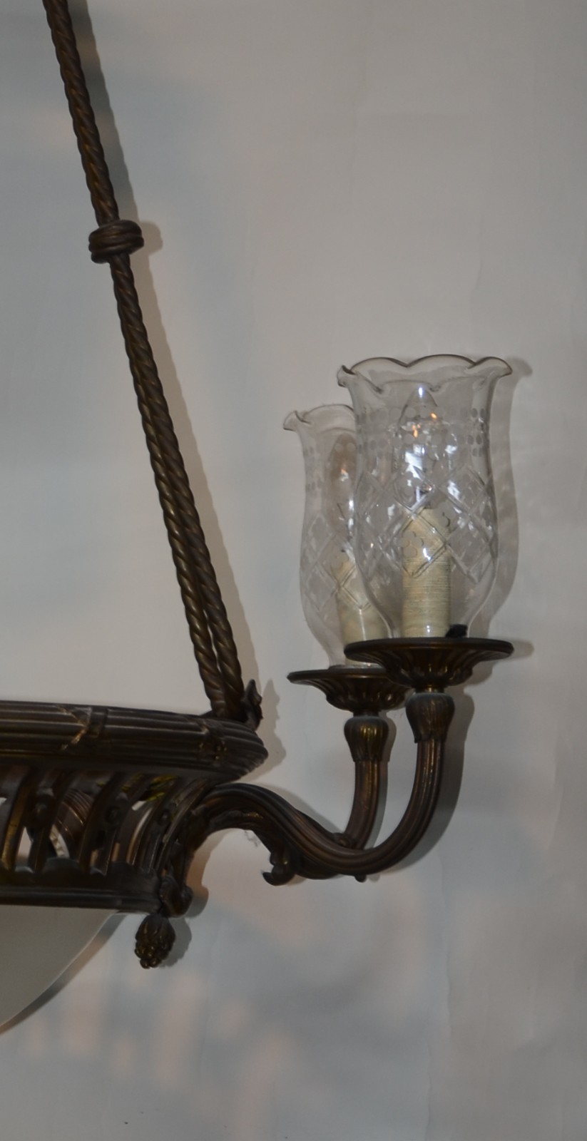 Lustre de metal e cristal, com 6 braços, mangas lapidadas, e detalhes... - foto 3 de 3