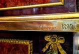Henry Dasson (1825-1896),  - Excepcional vitrine francesa de madeira nobre, estilo Luiz XVI, ricamente trabalhada com guarnições de bronze. Gaveta com "segredo" para abrir na part