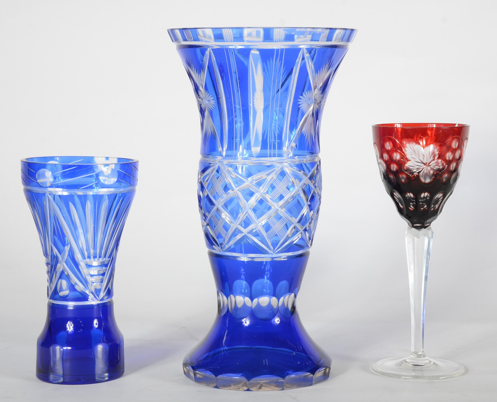 Três peças de cristal, sendo: dois vasos doublé azul lapidados e taça... - foto 1 de 9