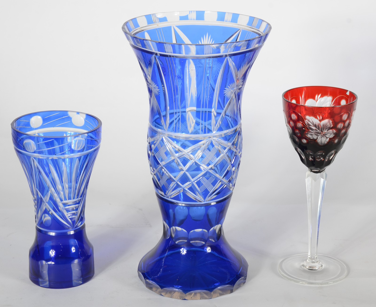 Três peças de cristal, sendo: dois vasos doublé azul lapidados e taça... - foto 2 de 9