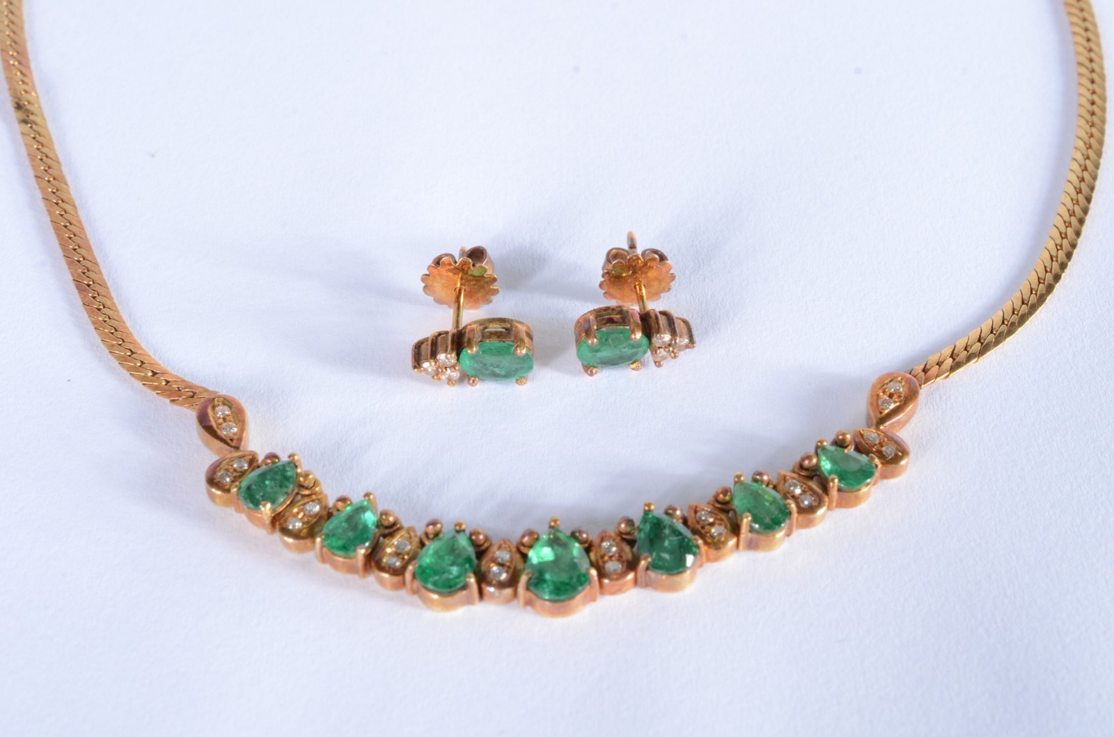Conjunto de colar e par de brincos de ouro 18 k., com esmeraldas... - foto 1 de 4