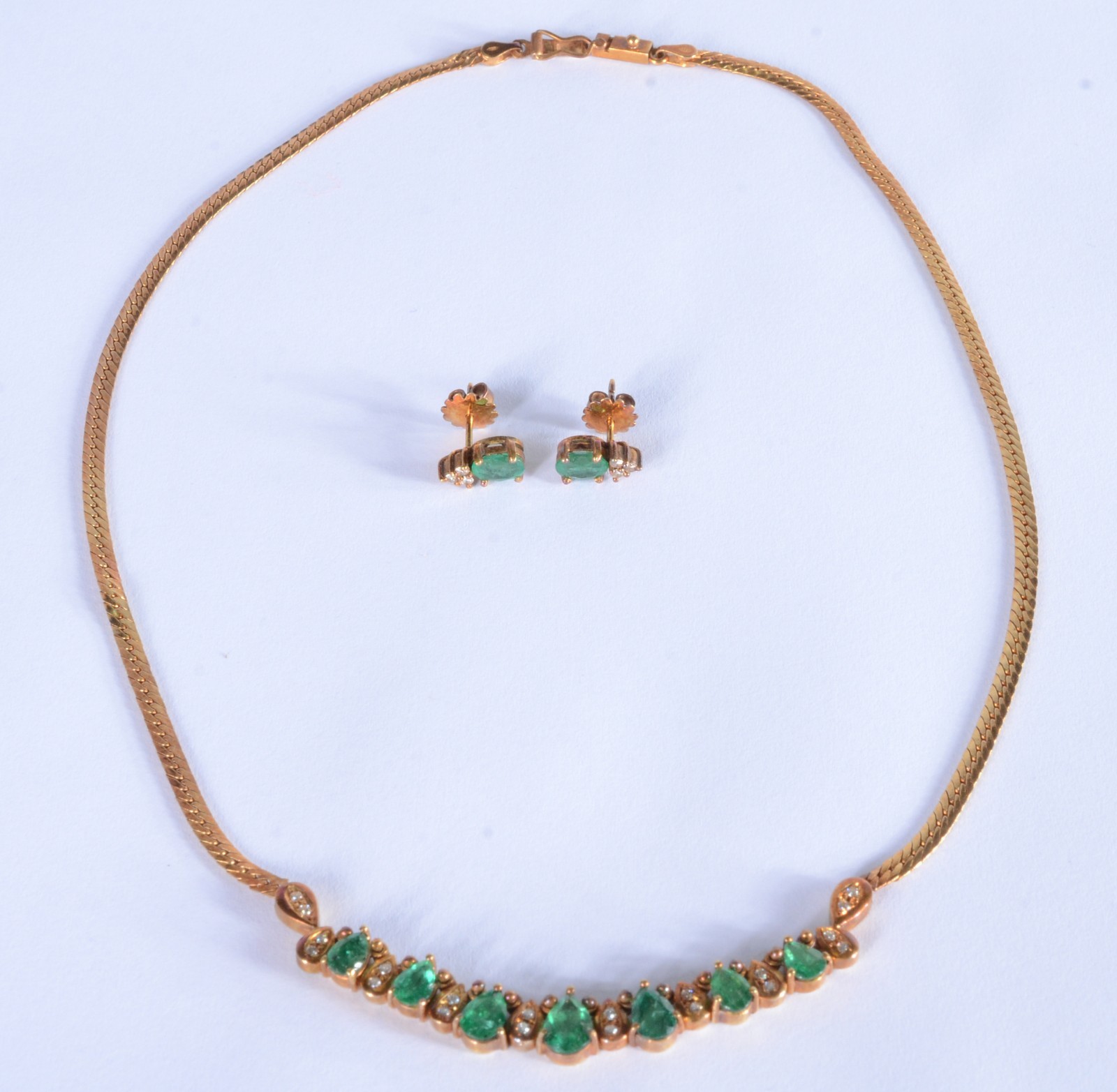 Conjunto de colar e par de brincos de ouro 18 k., com esmeraldas... - foto 2 de 4