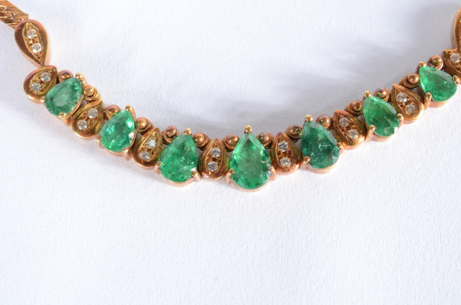 Conjunto de colar e par de brincos de ouro 18 k., com esmeraldas... - foto 3 de 4
