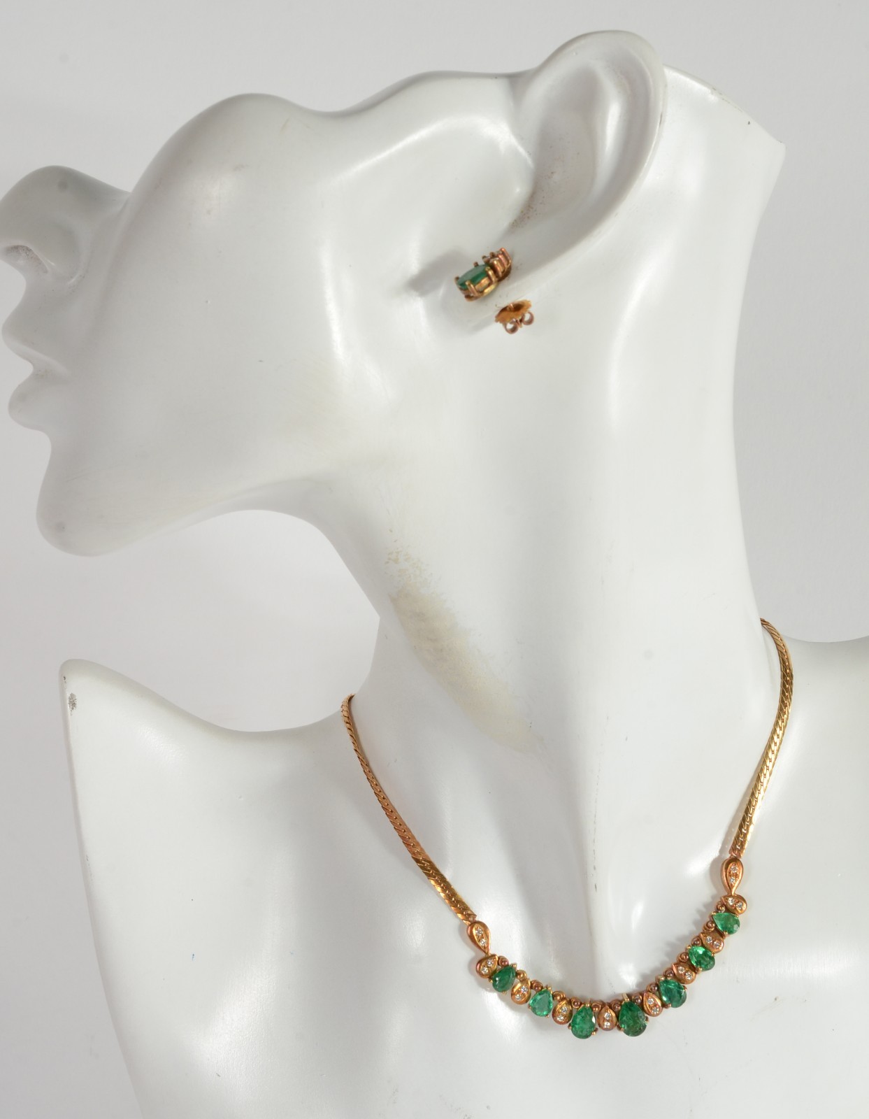 Conjunto de colar e par de brincos de ouro 18 k., com esmeraldas... - foto 4 de 4