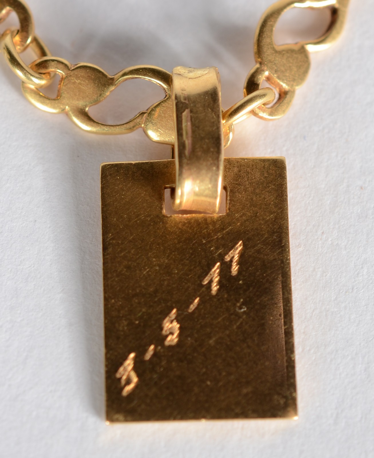Cordão com pendente feitio "medalha" com inscrições de ouro 18 k... - foto 4 de 4