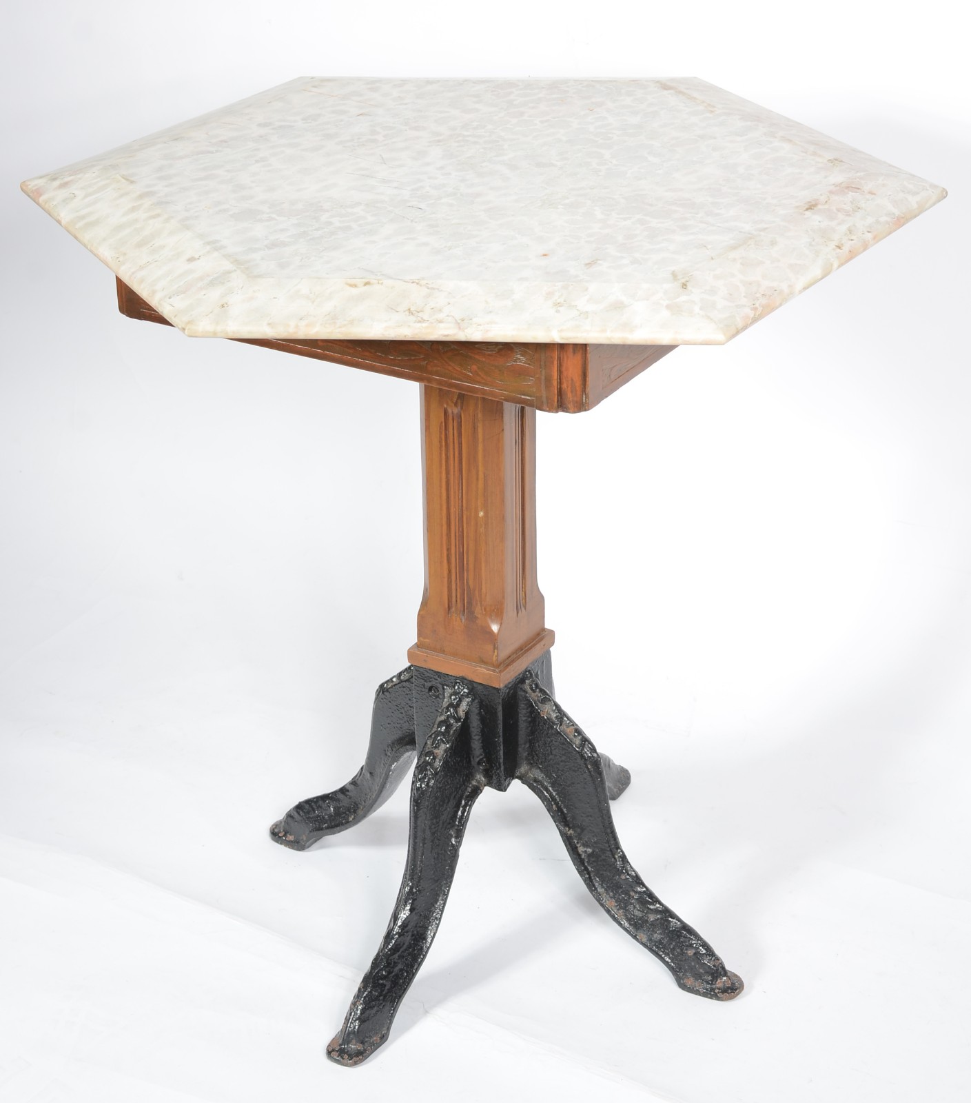 Mesa de bar em madeira com pés de metal e tampo de mármore. - foto 2 de 6