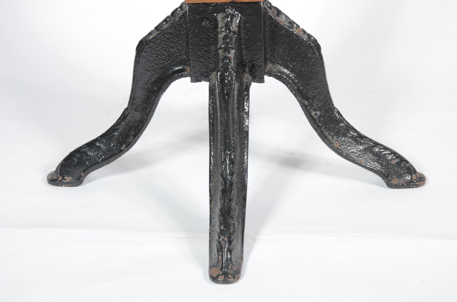Mesa de bar em madeira com pés de metal e tampo de mármore. - foto 4 de 6