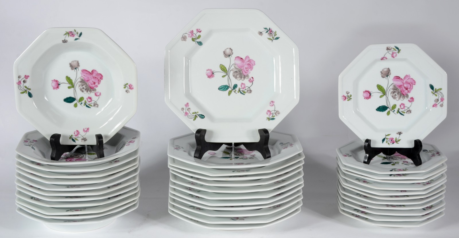 Aparelho de jantar de porcelana Polovi, feitio oitavado na cor branca... - foto 1 de 8