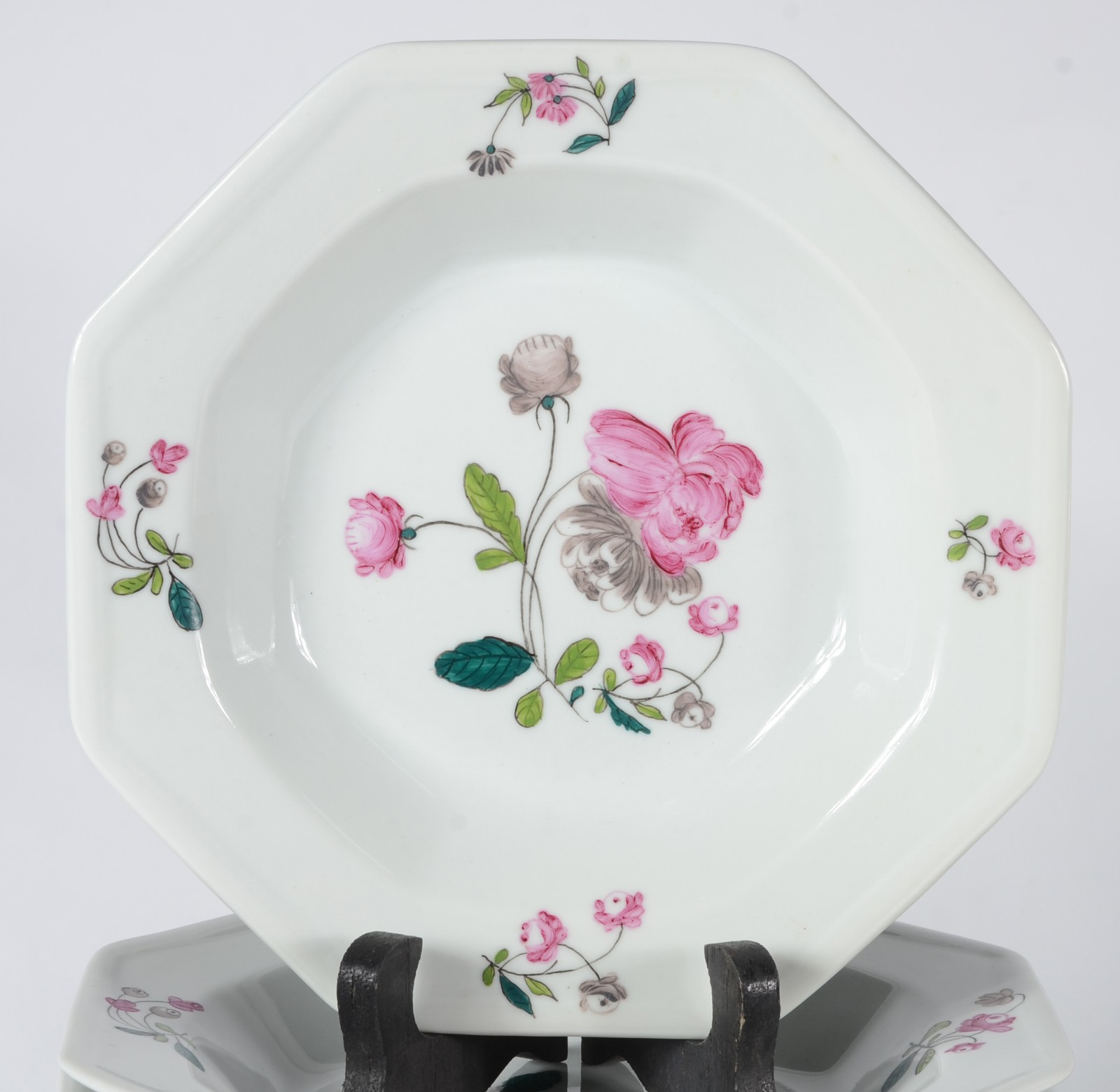 Aparelho de jantar de porcelana Polovi, feitio oitavado na cor branca... - foto 2 de 8