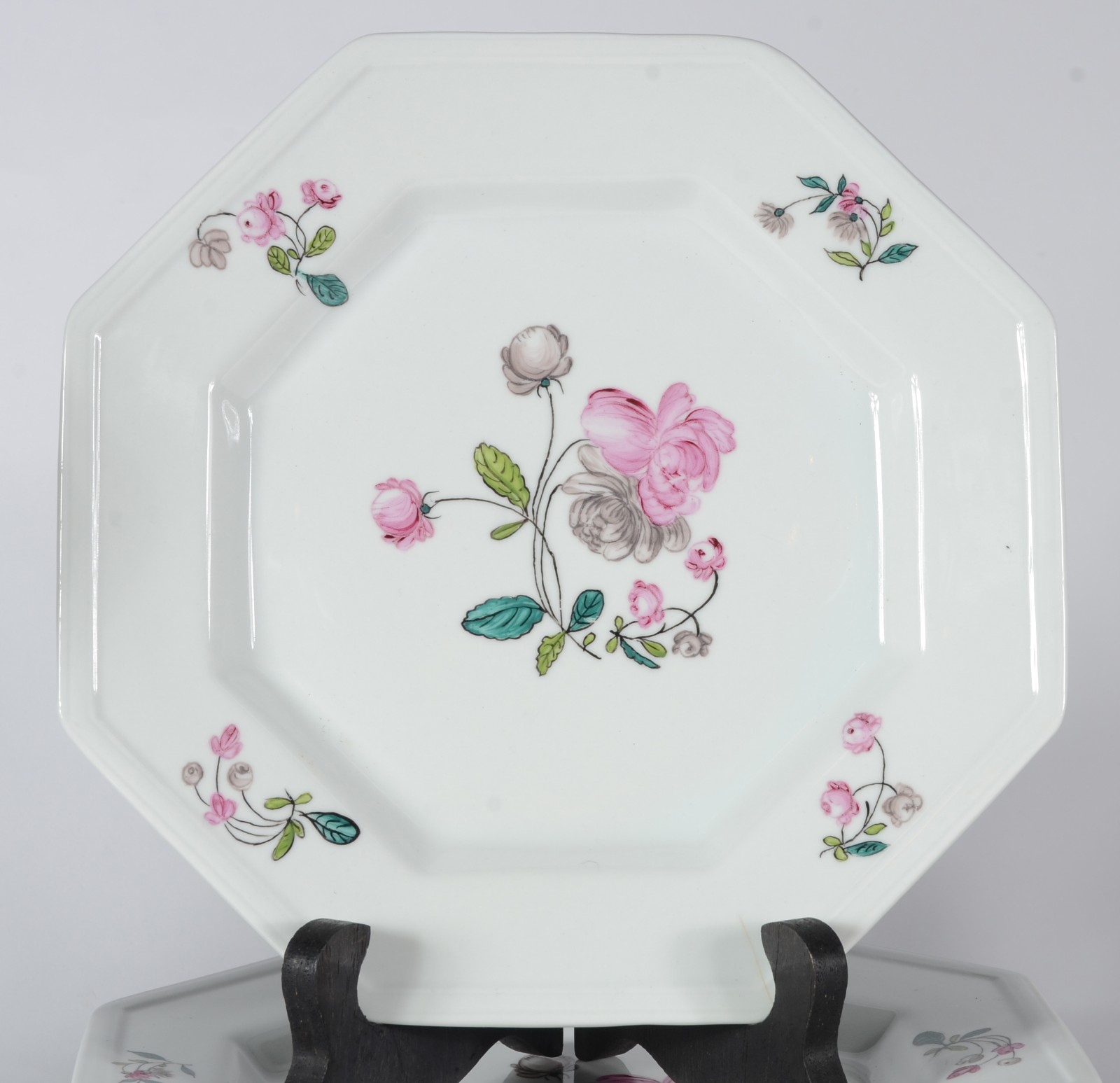 Aparelho de jantar de porcelana Polovi, feitio oitavado na cor branca... - foto 3 de 8