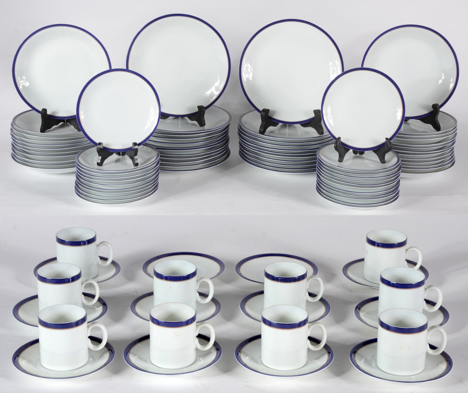 Aparelho de jantar e café de porcelana Renner, branca com friso azul... - foto 1 de 7