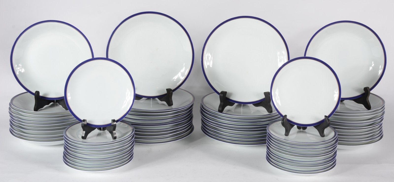 Aparelho de jantar e café de porcelana Renner, branca com friso azul... - foto 2 de 7