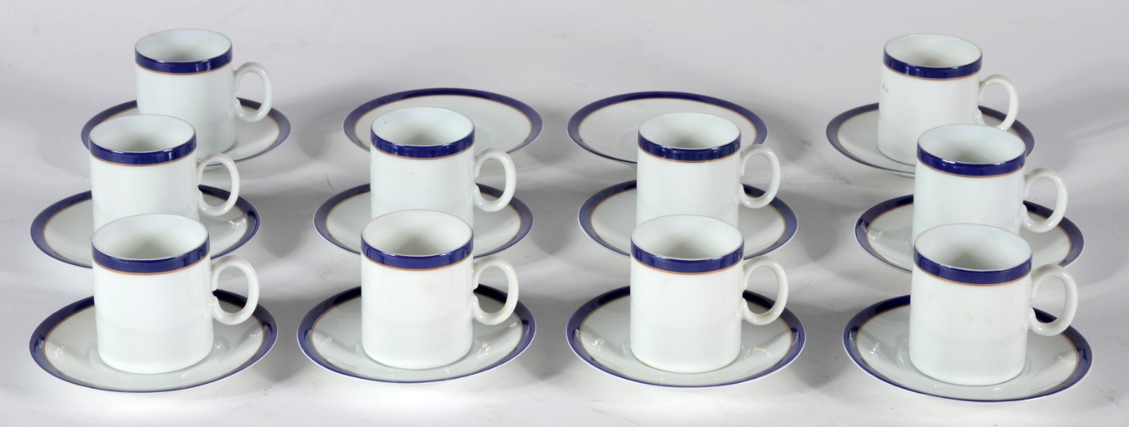 Aparelho de jantar e café de porcelana Renner, branca com friso azul... - foto 3 de 7