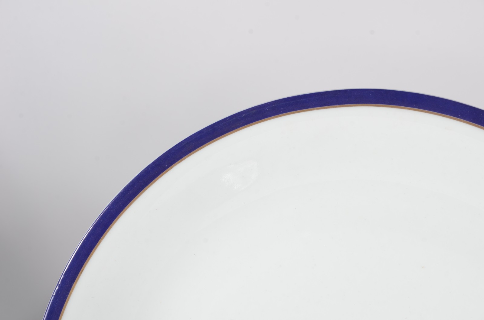 Aparelho de jantar e café de porcelana Renner, branca com friso azul... - foto 5 de 7