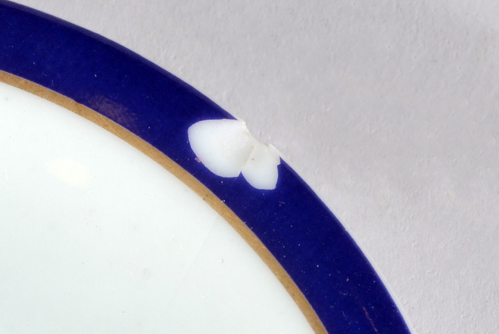 Aparelho de jantar e café de porcelana Renner, branca com friso azul... - foto 6 de 7