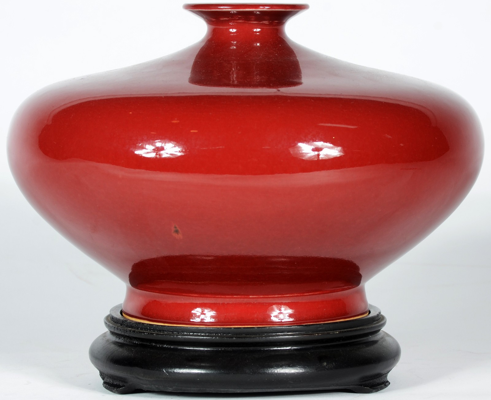 Duas peças, sendo: vaso de cerâmica no estilo "sangue de boi" com... - foto 4 de 10