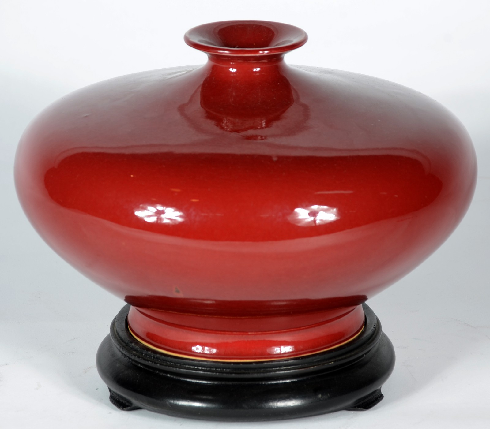 Duas peças, sendo: vaso de cerâmica no estilo "sangue de boi" com... - foto 3 de 10
