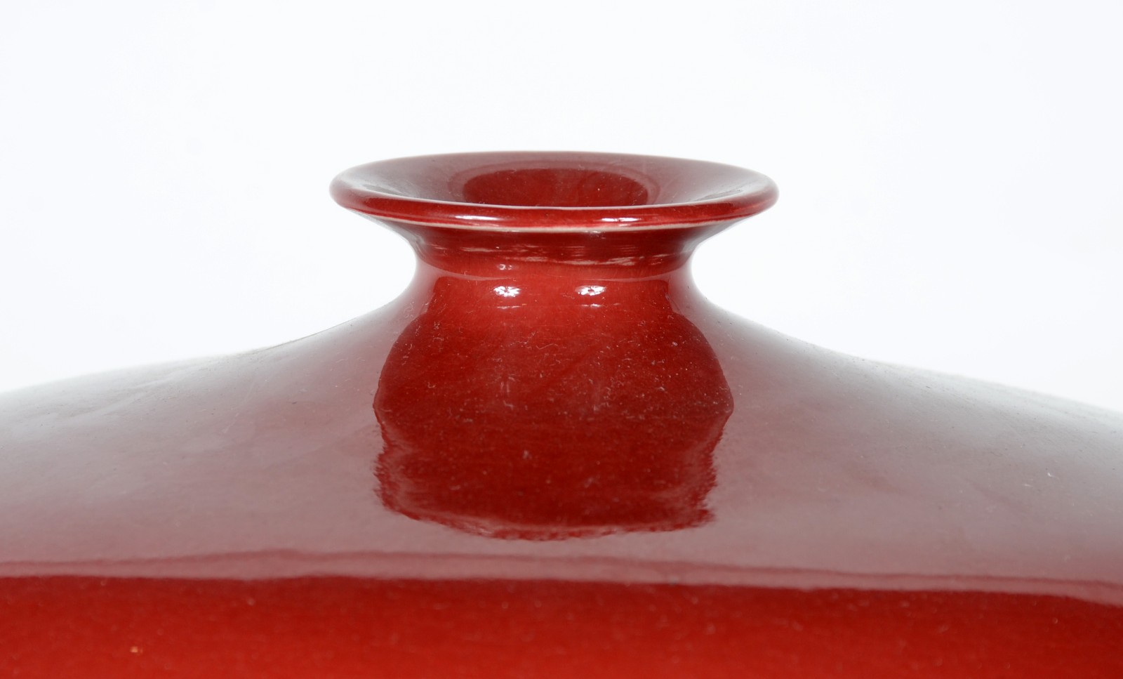 Duas peças, sendo: vaso de cerâmica no estilo "sangue de boi" com... - foto 6 de 10