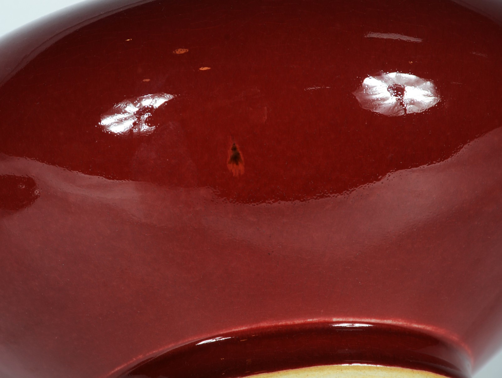 Duas peças, sendo: vaso de cerâmica no estilo "sangue de boi" com... - foto 7 de 10