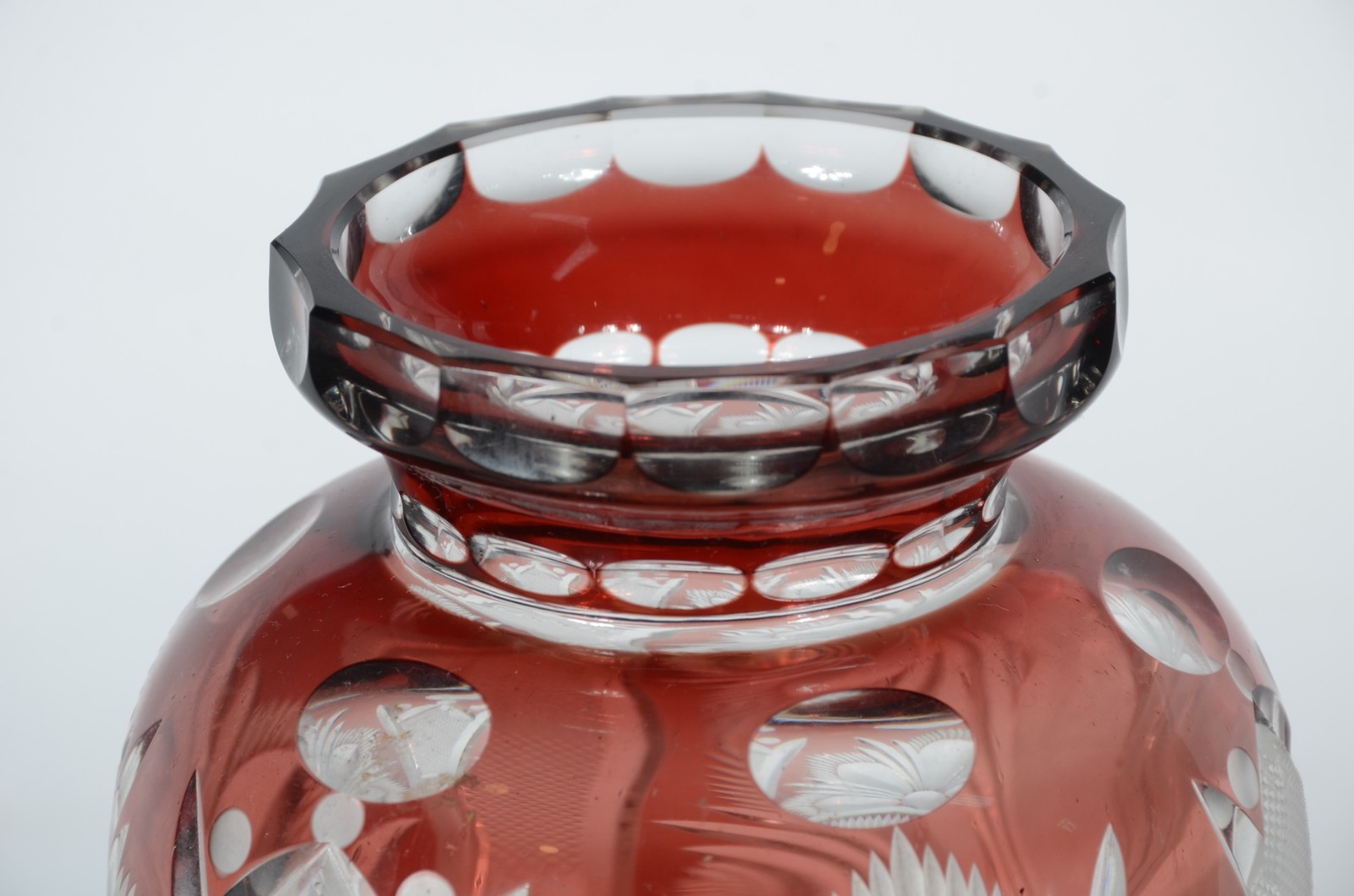 Vaso de cristal europeu doublé rubi lapidado. - foto 2 de 3