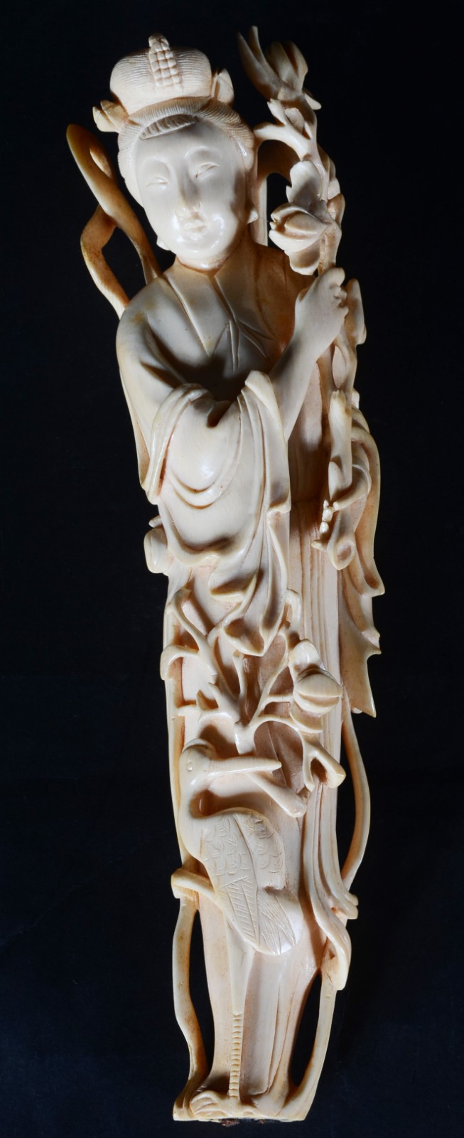 Escultura de marfim representando gueixa com flores, faltando a base... - foto 1 de 5